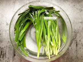 韭菜洗净用淡盐水浸泡一会儿。