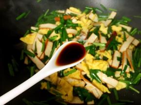 加入一勺生抽炒匀即可出锅。