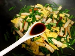 加入一勺生抽炒匀即可出锅。