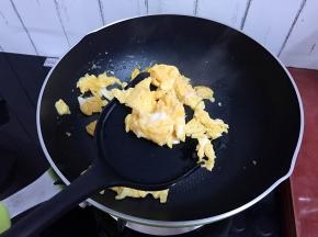 煎熟后用锅铲铲散后盛出备用