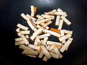 放入豆腐干煸炒片刻。