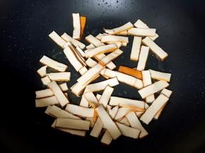 放入豆腐干煸炒片刻。