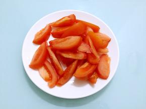 番茄洗净去蒂切成小块