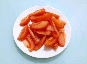 番茄洗净去蒂切成小块