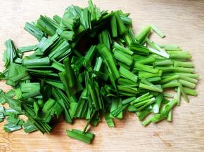 韭菜切成2-3厘米长的小段。