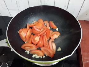 放入番茄炒至出水变软