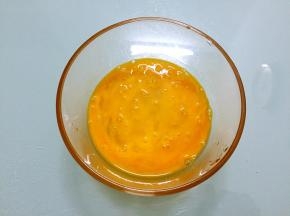 鸡蛋打散备用