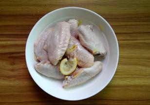 鸡翅加姜丝、柠檬汁和少量盐拌匀腌制片刻