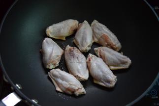 锅加热，放入鸡翅，皮朝下先煎一面