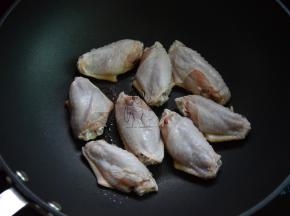 锅加热，放入鸡翅，皮朝下先煎一面