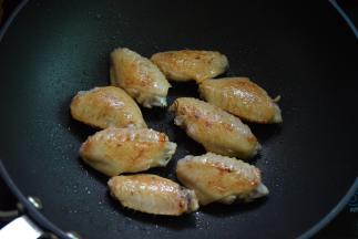 然后翻面煎，直到煎至两面金黄