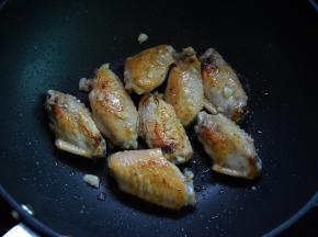 加入蒜炒出味