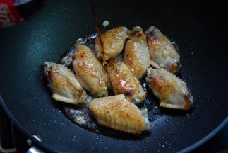 倒入可乐，加入酱油