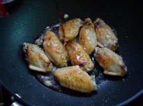 倒入可乐，加入酱油