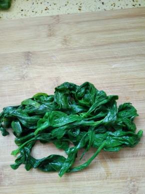 菠菜清洗干净用开水烫过