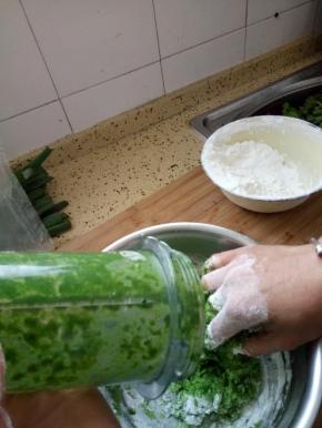 用料理机打成汁倒在面粉里加入适量酵母活成发面团