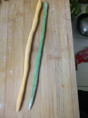 取两种色面团搓成长条