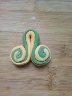 先卷成这个样子