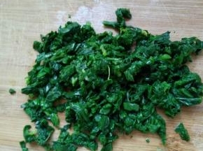 菠菜烫过水切成碎