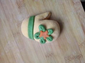 先用两种面团做成一只可爱的手套