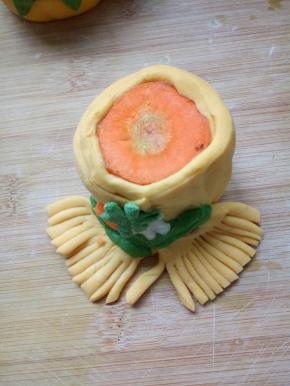 中间加了一段胡萝卜做成了一条围巾