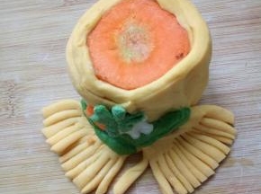 中间加了一段胡萝卜做成了一条围巾