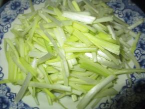 把韭菜黄切成小段