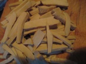 把香干切成小条