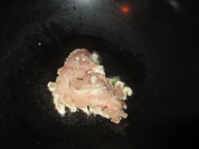 起油锅，倒入瘦肉