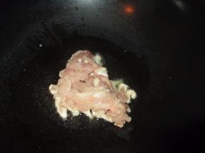 起油锅，倒入瘦肉