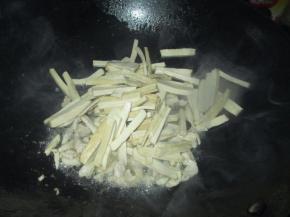 然后加入香干条翻炒