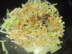 最后倒入韭菜黄和生抽适量翻炒一下