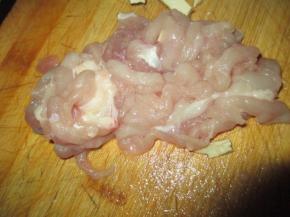 把瘦肉切丝，用料酒腌会