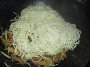 把煮好的面条倒进锅里