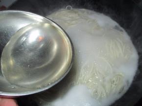 再浇入一碗冷水，继续煮一分钟即可