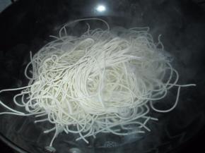 加入面条，然后用大火煮沸