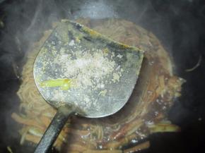 加入适量的盐调味