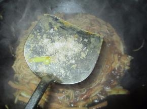 加入适量的盐调味
