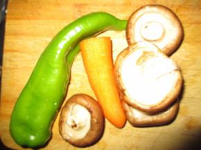 准备好香菇、胡萝卜、青椒
