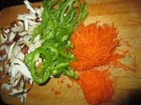 把香菇、胡萝卜、青椒切成丝
