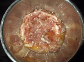 瘦肉用料酒腌一会