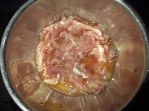 瘦肉用料酒腌一会