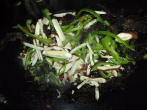 再倒入香菇、黑木耳 、青椒丝