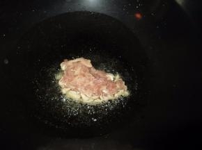 起油锅，倒入瘦肉爆炒后取出待用