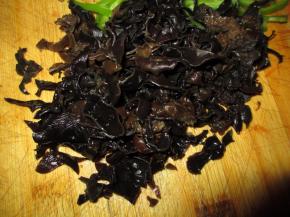 把黑木耳用温水浸泡后切成小条