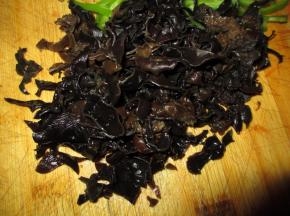 把黑木耳用温水浸泡后切成小条