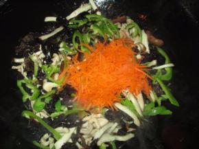 再倒入胡萝卜丝，翻炒后取出