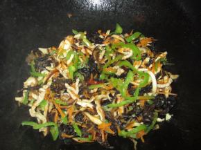 再把前面炒好的料加入