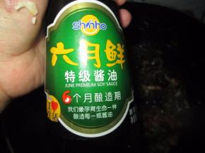 加入适量的生抽