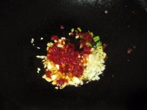 起油锅，加入大蒜和香葱爆香，再加入辣椒酱